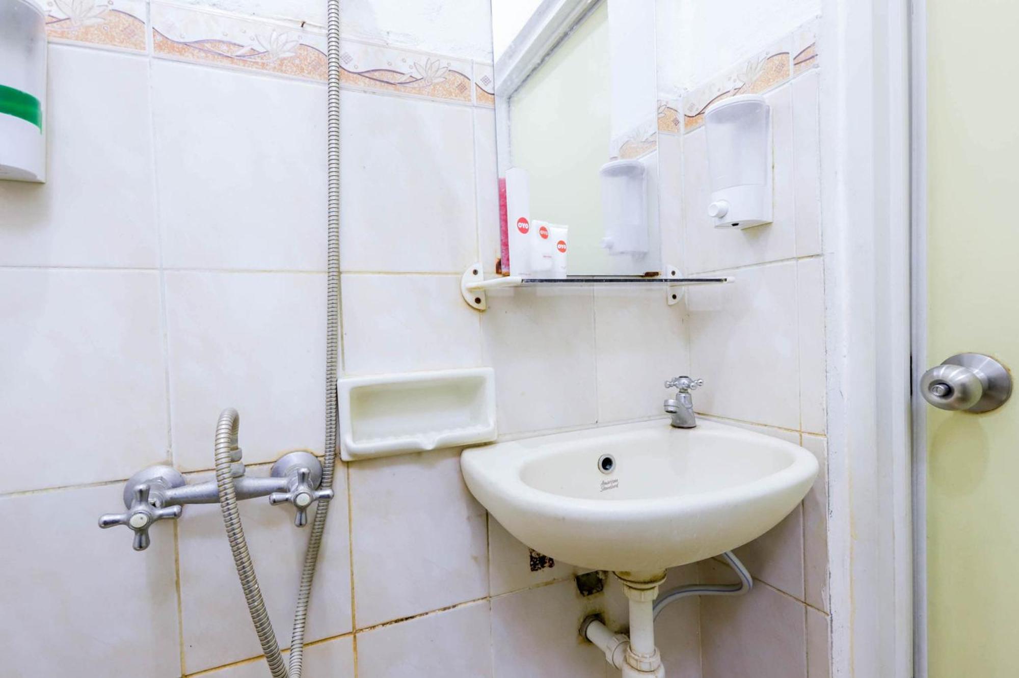 Oyo 1111 Pasar Baru Inn Джакарта Екстериор снимка