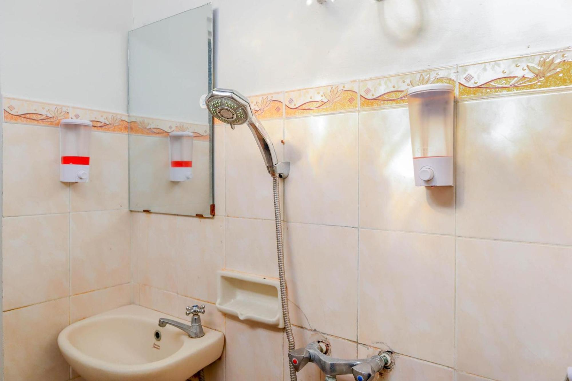 Oyo 1111 Pasar Baru Inn Джакарта Екстериор снимка