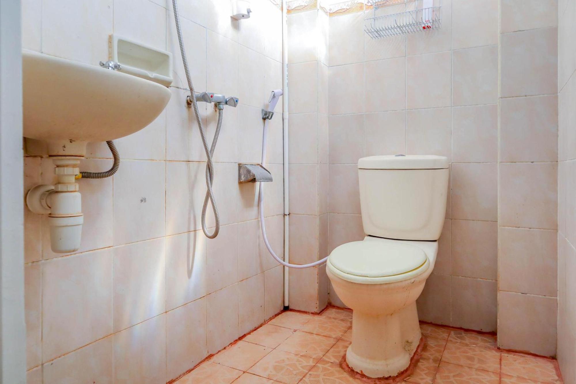 Oyo 1111 Pasar Baru Inn Джакарта Екстериор снимка