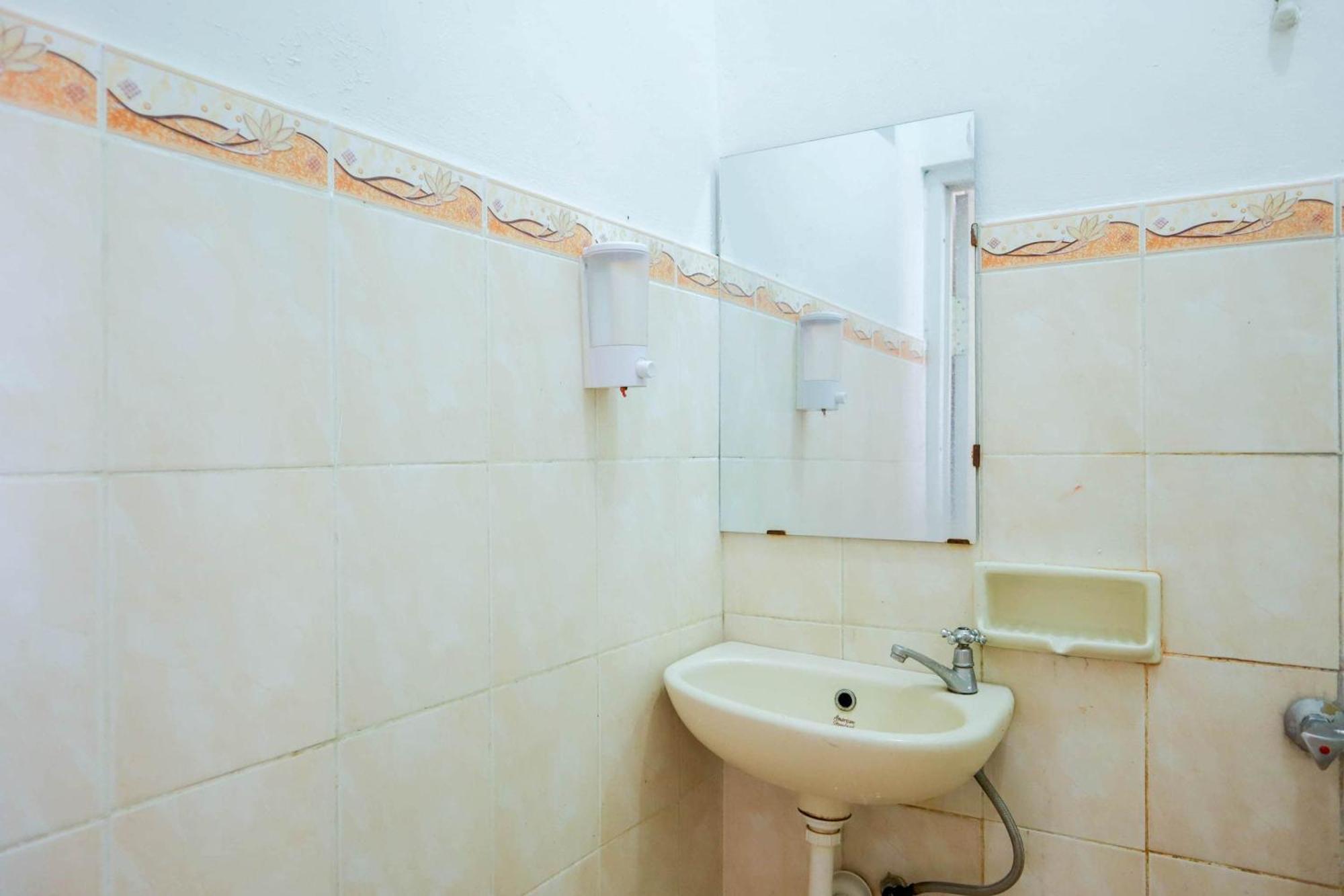 Oyo 1111 Pasar Baru Inn Джакарта Екстериор снимка
