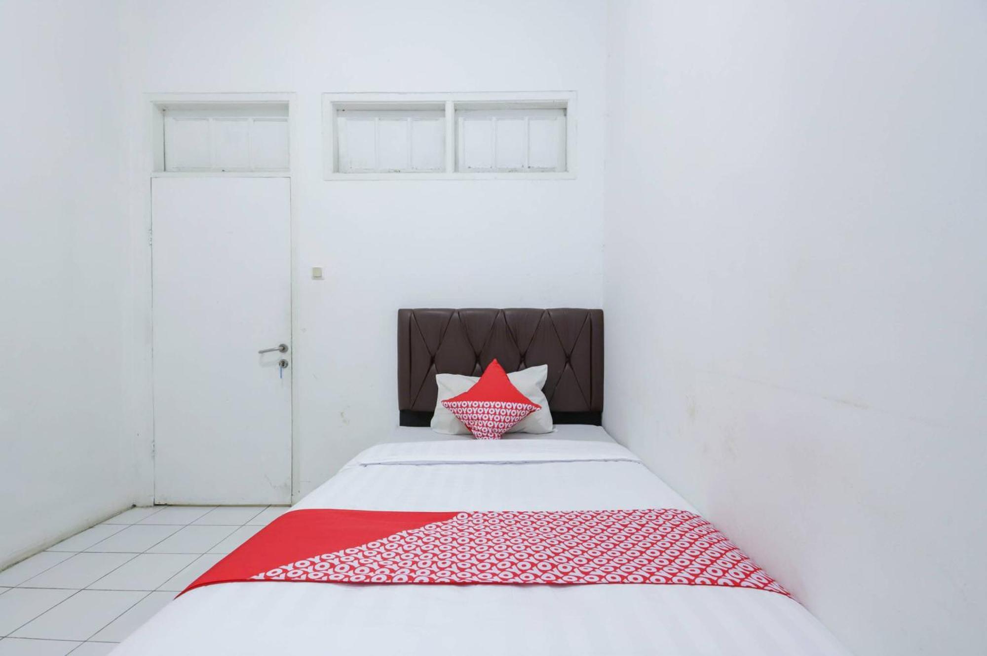 Oyo 1111 Pasar Baru Inn Джакарта Екстериор снимка