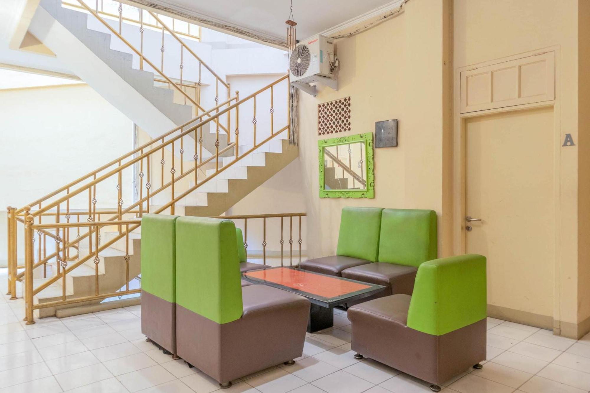 Oyo 1111 Pasar Baru Inn Джакарта Екстериор снимка