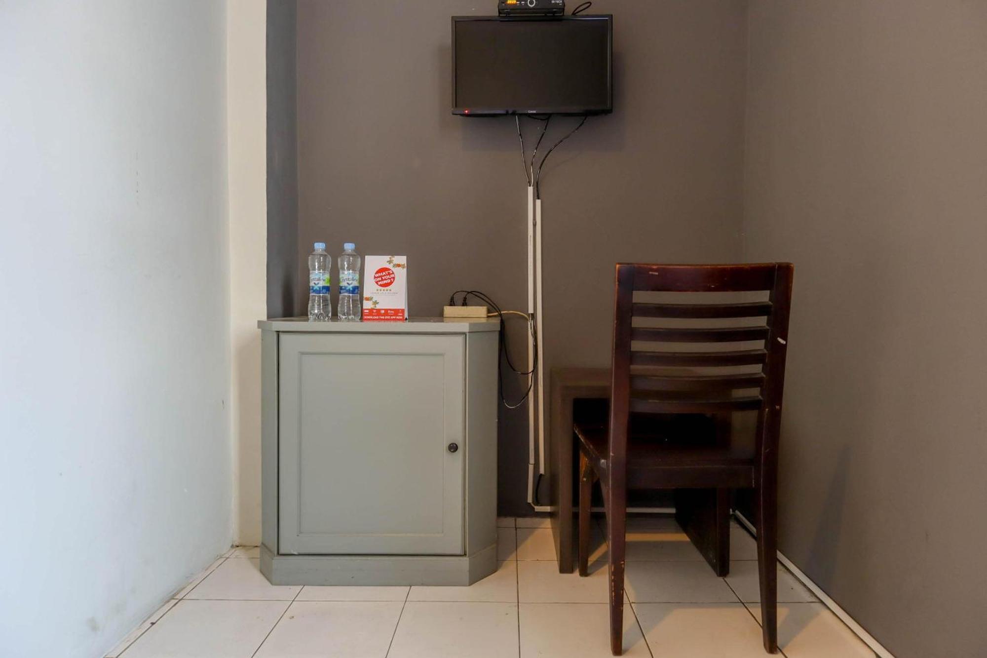 Oyo 1111 Pasar Baru Inn Джакарта Екстериор снимка